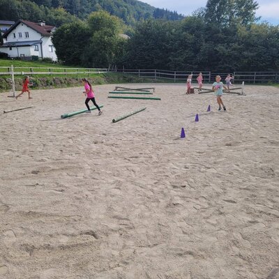 Der weitläufige Reitplatz des Bauernhofs bietet viel Platz für spielerische Aktivitäten und Bewegung an der frischen Luft.