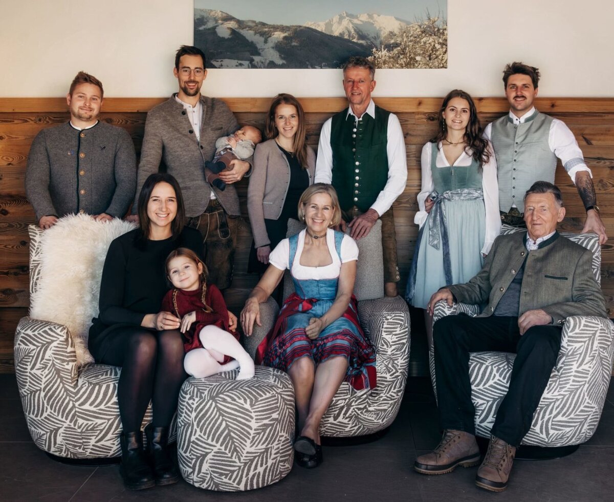 Die Gastgeberfamilie des Bauernhofs, die Sie herzlich willkommen heißt.