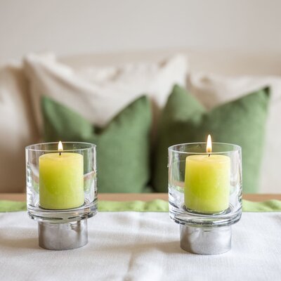 Zwei brennende Kerzen in Glashaltern als Teil der liebevollen Einrichtung in einer Ferienwohnung des Bauernhofs.