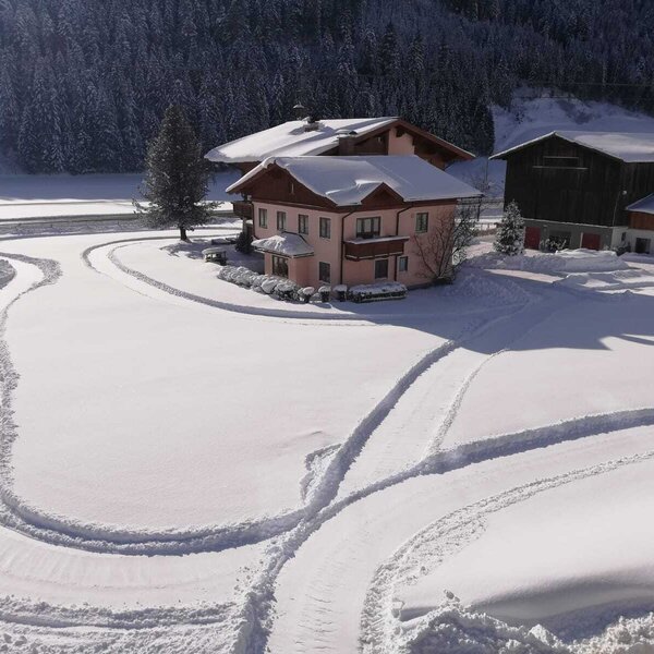 Winterwunderland Vierthalerhof mit Loipe