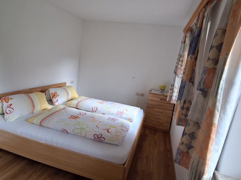 Zimmer Morgensonne- die Sonne strahlt schon auf das Bett