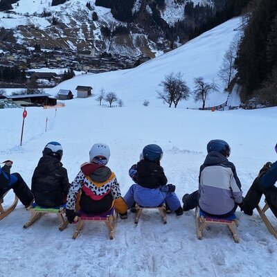 Rodeln auf der nahegelegenen Rodelbahn Kreuzboden- bei guten Schneebedingungen ist die Abfahrt bis zur Haustüre möglich