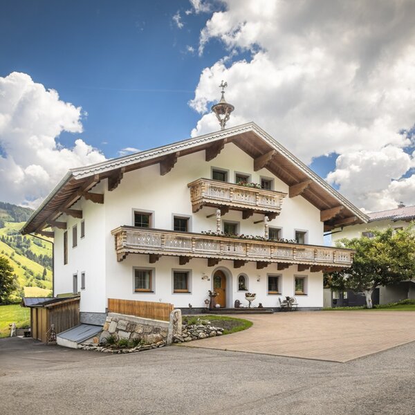 Die einladende Ferienwohnung in einem traditionellen Alpenhaus, umgeben von einer idyllischen Berglandschaft.