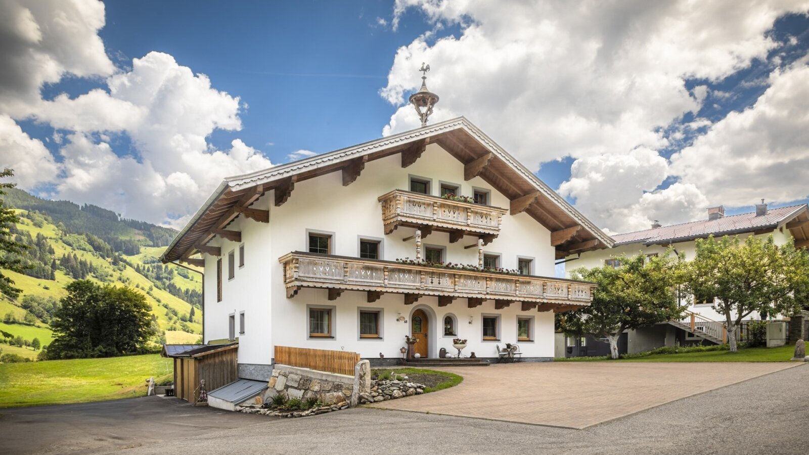 Die einladende Ferienwohnung in einem traditionellen Alpenhaus, umgeben von einer idyllischen Berglandschaft.
