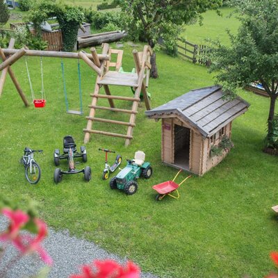 Spielplatz und Fahrzeuge