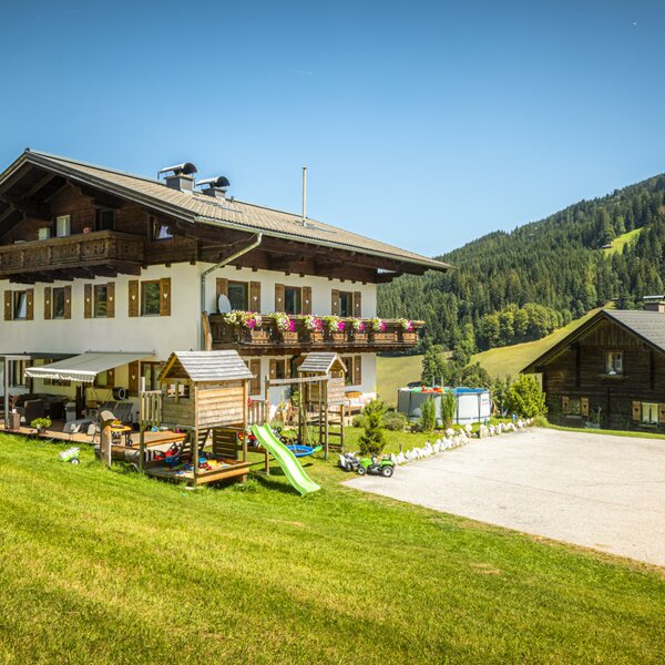 Die charmante Ferienwohnung mit einem großen, sonnigen Garten samt Kinderspielplatz inmitten einer idyllischen Berglandschaft.