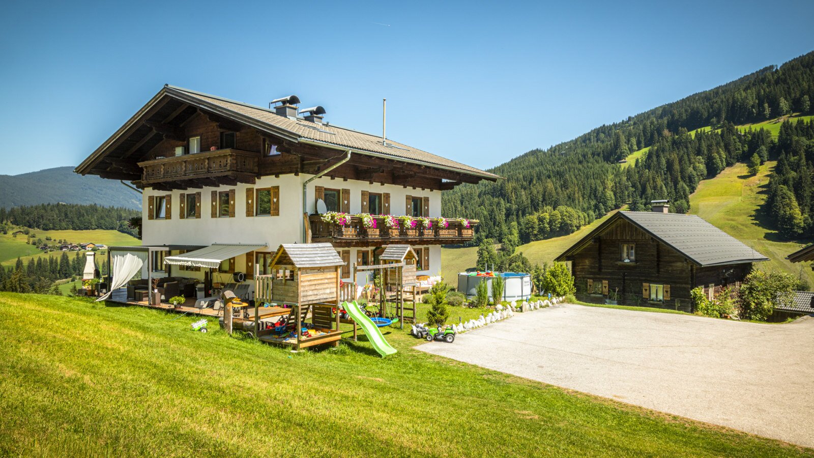 Die charmante Ferienwohnung mit einem großen, sonnigen Garten samt Kinderspielplatz inmitten einer idyllischen Berglandschaft.