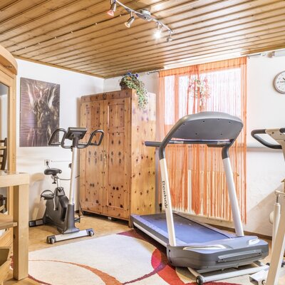Der Fitnessraum im Bauernhof ist mit Sauna, Laufband, Heimtrainer und weiteren Trainingsgeräten ausgestattet.