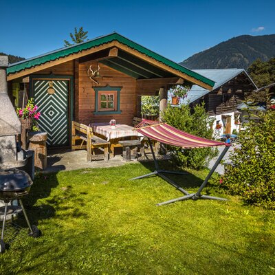 Das neue Blockhaus des Bauernhofs mit Grill und Sitzgelegenheiten für gemeinsame Grillabende.