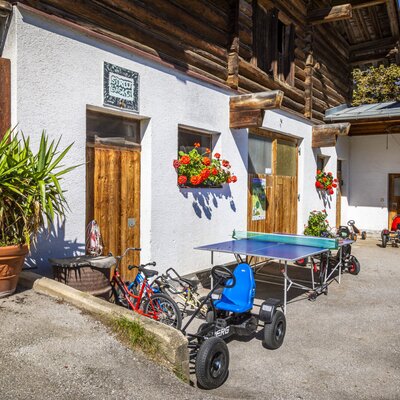 Der Außenbereich des Bauernhofs bietet eine Tischtennisplatte, Tret-Karts und Fahrräder für Gäste.