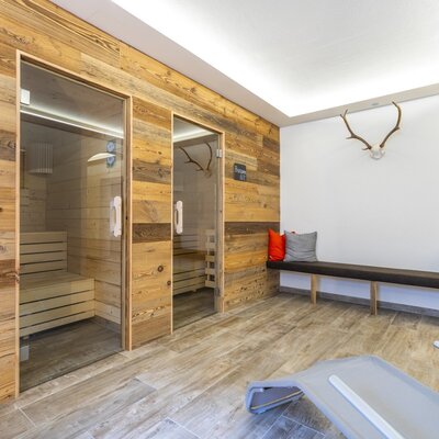 Der Saunabereich im Bauernhof verfügt über eine Finnische Sauna, ein Dampfbad und einen Ruhebereich mit Sitzbank und Liege.