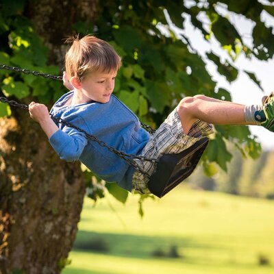 Die Schaukel für Kinder im Außenbereich des Bauernhofs.