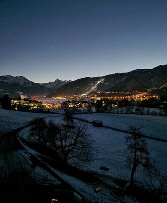 Blick bei Nacht auf den Zeller See