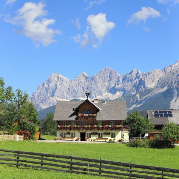 unser Bauernhof liegt mit einzigartigem Ausblick auf das Dachsteinmassiv