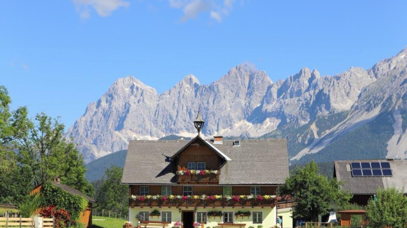 unser Bauernhof liegt mit einzigartigem Ausblick auf das Dachsteinmassiv