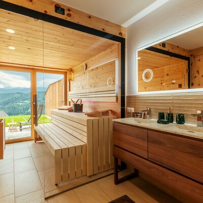 Sauna mit Bergblick und Badezimmer mit Doppelwaschbecken