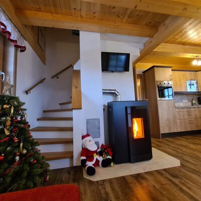 Der offene Wohnbereich des Hofes bietet einen Pelletofen, einen Fernseher, eine Treppe und eine voll ausgestattete Küche.