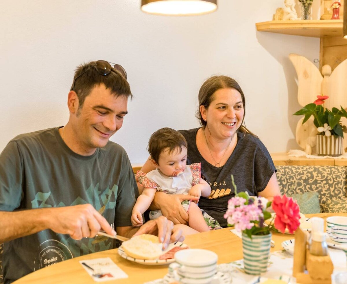 Ein gemütlicher Essbereich auf dem Bauernhof, ideal für ein gemeinsames Frühstück mit der Familie.
