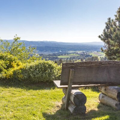 Das Bankerl vorm Haus mit herrlichem Fernblick