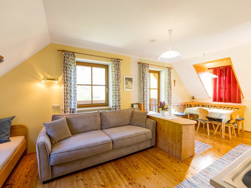 Wohnküche der Ferienwohnung Wechselblick mit Kochnische, Sitzecke, Sofa, Einzelbett und Balkon