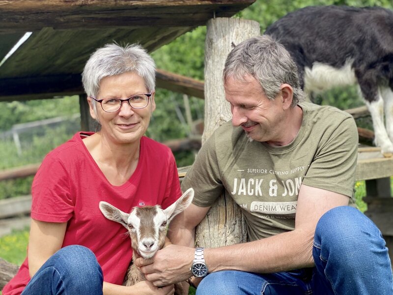Familie mit Ziege Frieda