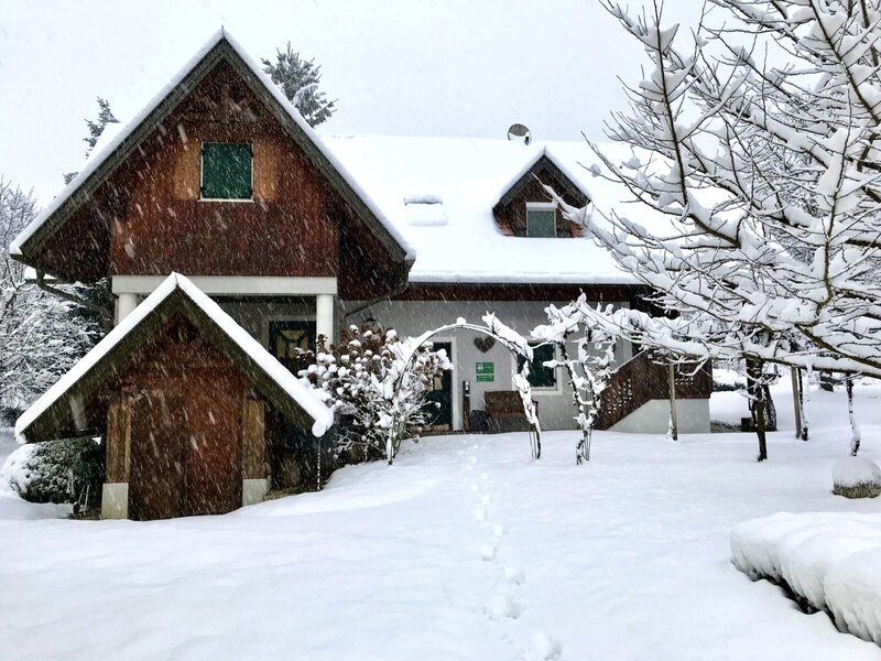 Ferienhaus im Schnee Winter in der Südoststeiermark