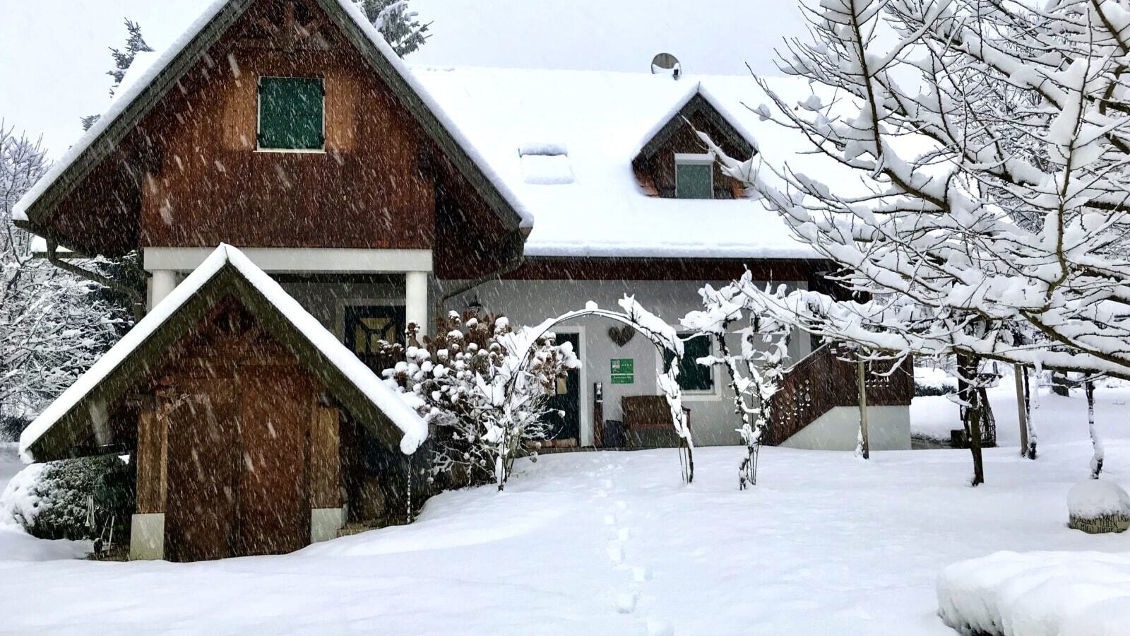 Ferienhaus im Schnee Winter in der Südoststeiermark