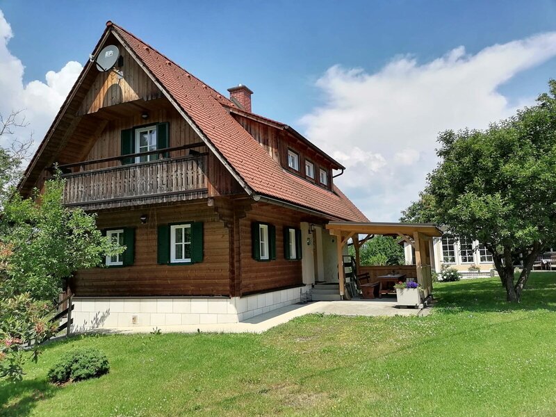 Aussenansicht: in unserer Laube vorm Haus können sie gemütlich Frühstücken Mittagessen , Grillen oder ganz entspannt den Vögeln und Bäumen lauschen