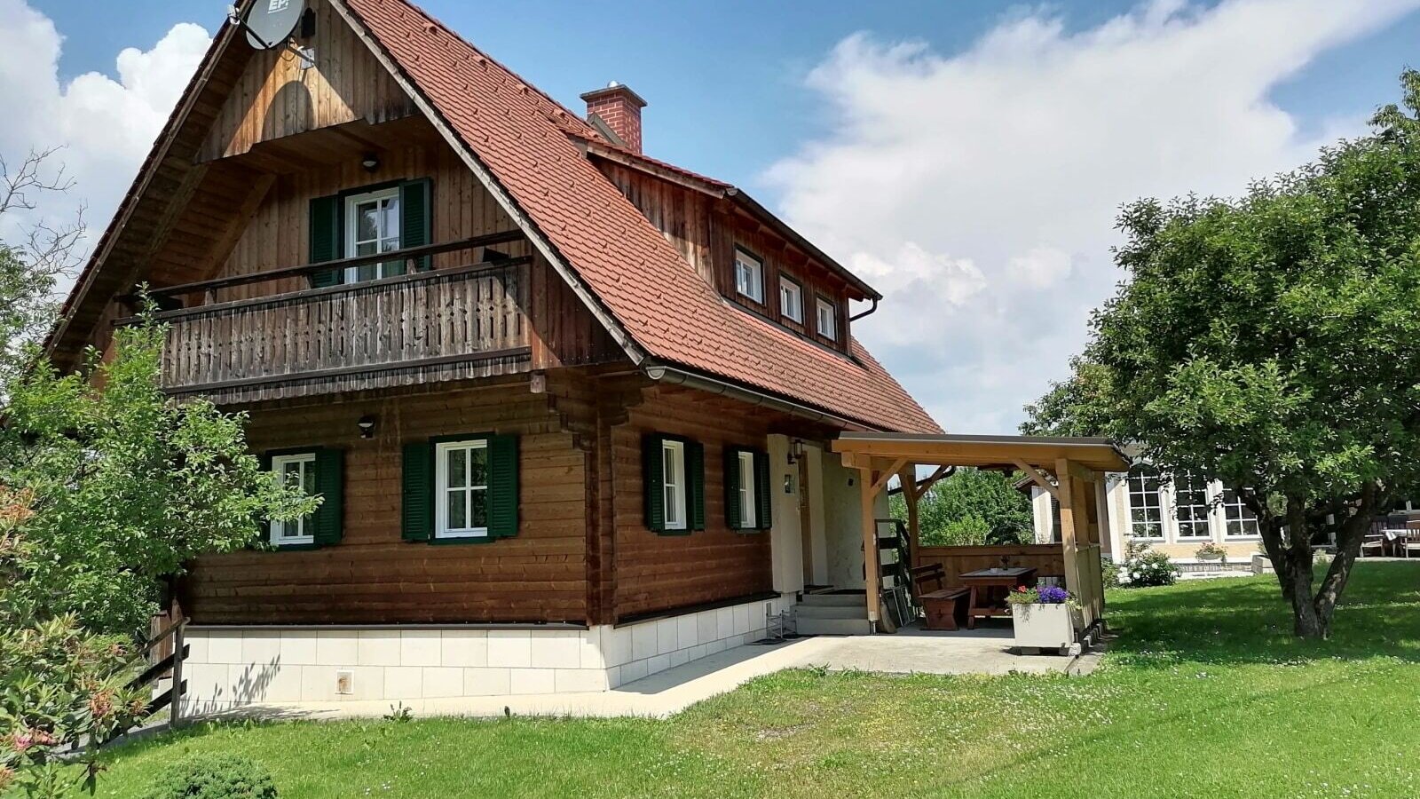 Aussenansicht: in unserer Laube vorm Haus können sie gemütlich Frühstücken Mittagessen , Grillen oder ganz entspannt den Vögeln und Bäumen lauschen
