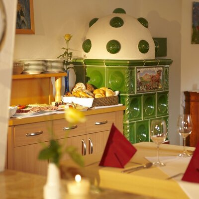 Gaststube mit Kachelofen