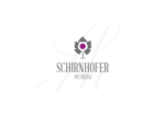 Das Logo des Hofs Schirnhofer Weinbau stellt den hauseigenen Weinbaubetrieb dar.