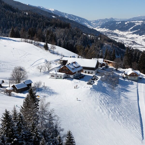 Direkt neben der Skipiste kann das Skivergnügen sofort beginnen.