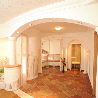 Der Wellnessbereich im Bauernhof mit Sauna, Dampfbad und Fliesenboden.