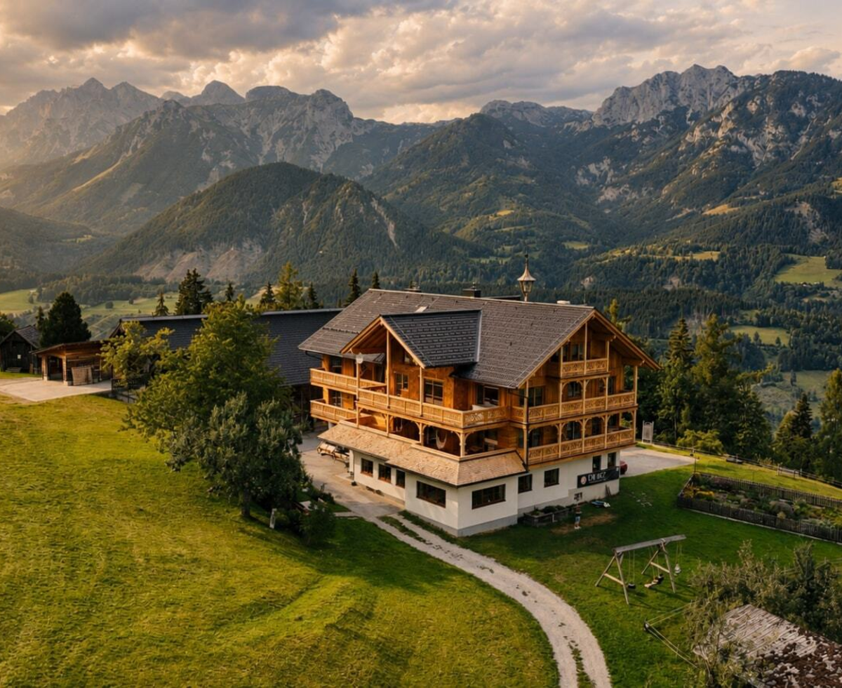 Das Dirtlergut in Haus im Ennstal in Alleinlage am Berg mit Blick auf die imposante Bergkulisse.