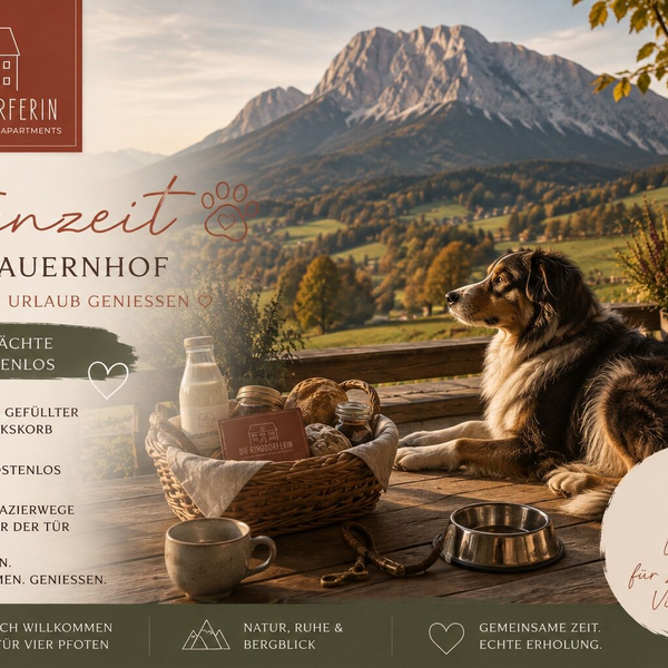Eine gemütliche Holzterrasse auf dem Bauernhof mit einem liebevoll angerichteten Frühstückskorb und einem Hund vor einer malerischen Bergkulisse.