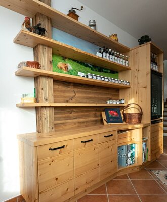 Unsere selbst erzeugten Produkte finden in der neuen Vitrine im Eingangsbereich einen wunderschönen Platz. Hier könnt ihr euch selbst bedienen