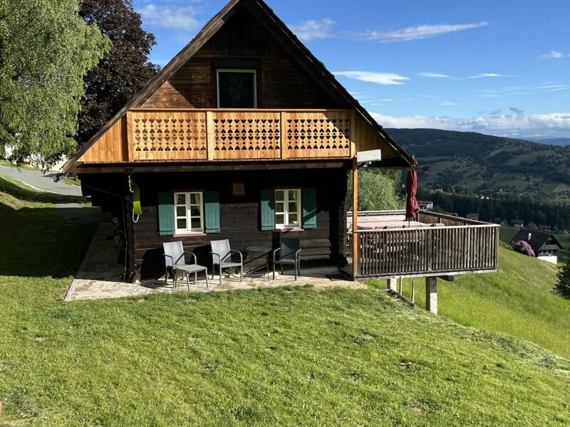 Außenansicht des Ferienhauses mit Balkon, Terrasse und Blick ins Schilcherland