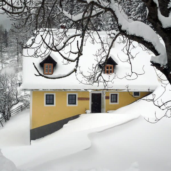 Hütte in winterlicher Landschaft