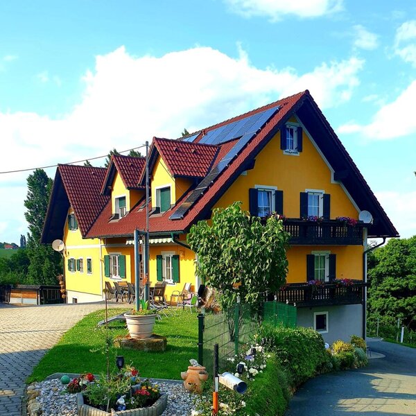 Außenansicht vom Haus, gelbe Fassade, grüne Fensterläden, Urlaub am Bauernhof Schaffler-Prattes