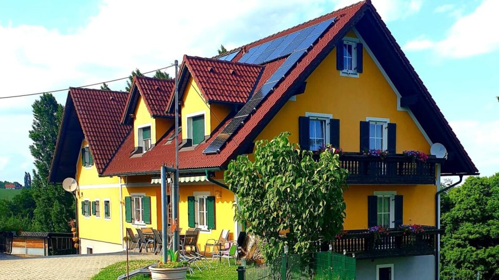 Außenansicht vom Haus, gelbe Fassade, grüne Fensterläden, Urlaub am Bauernhof Schaffler-Prattes