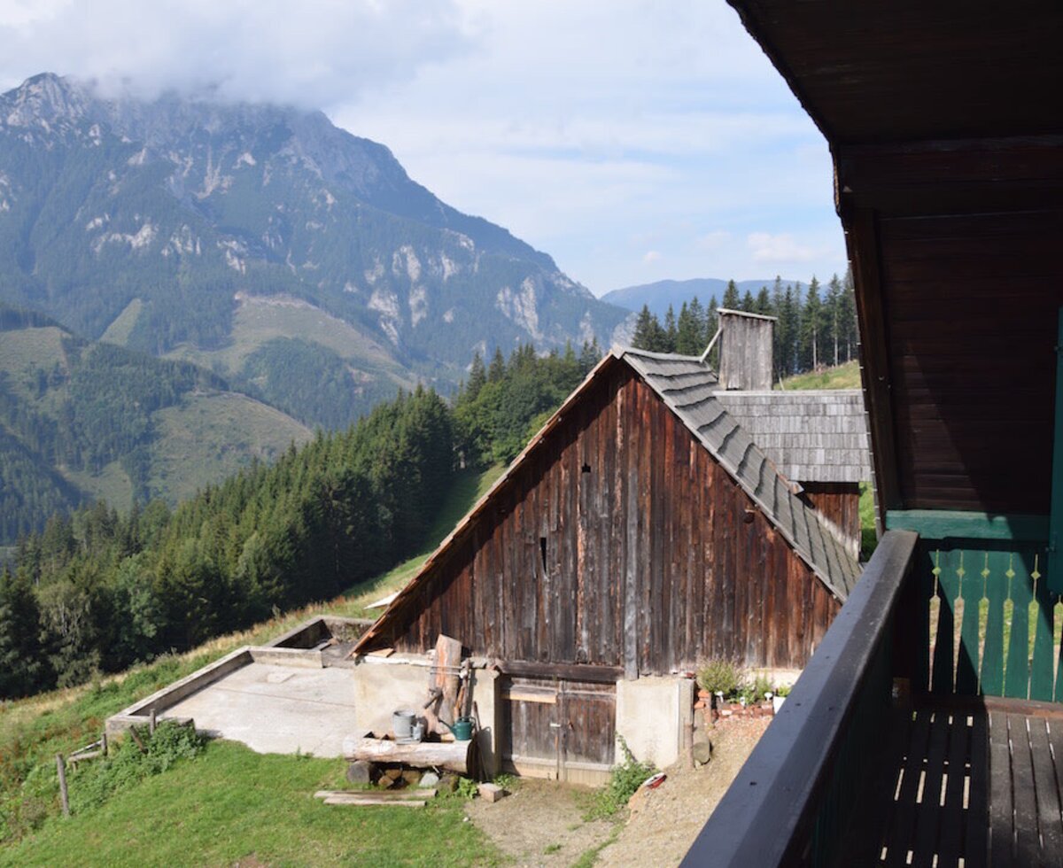 Blick vom Balkon auf den Stadl