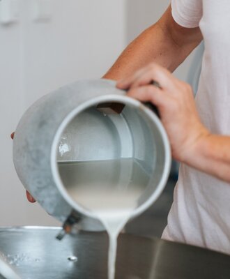Aus frischer Milch wird direkt auf dem Hof gutes Joghurt gemacht. (c)Schönhart