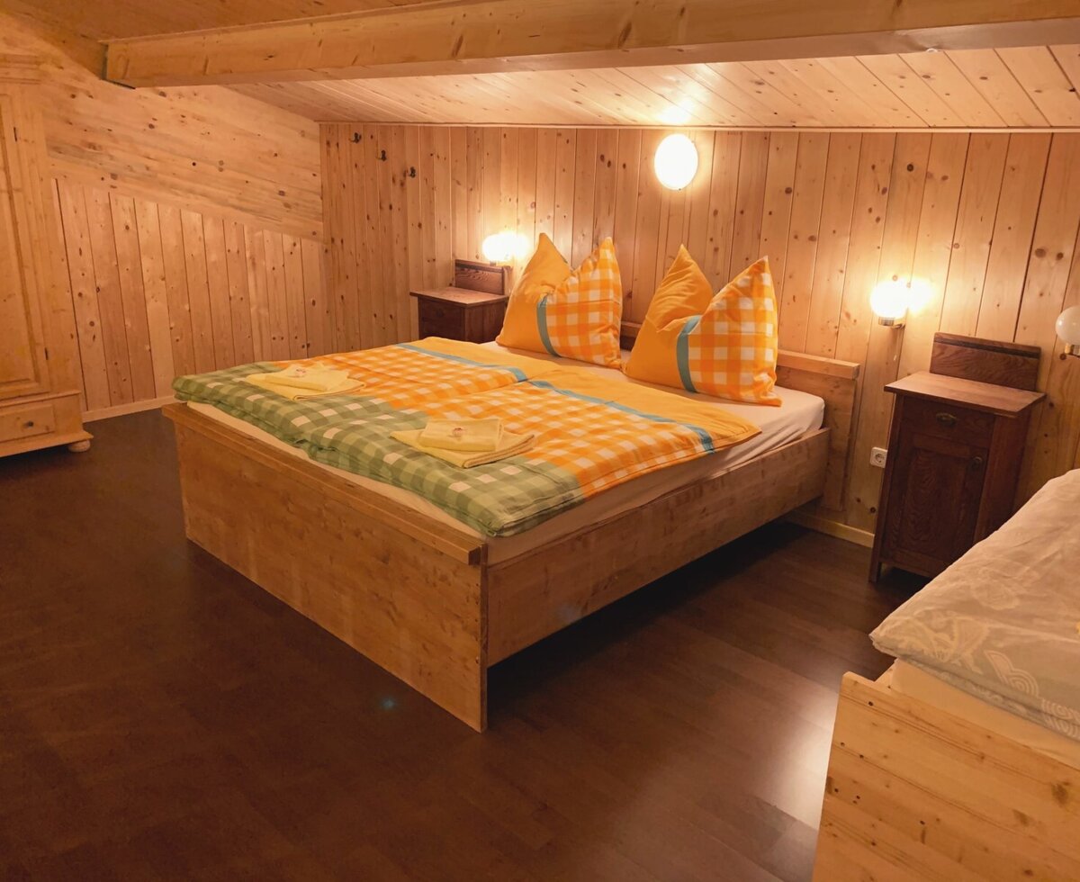 Galerie mit Doppelbett und einem Einzelbett, perfekt für Kinder