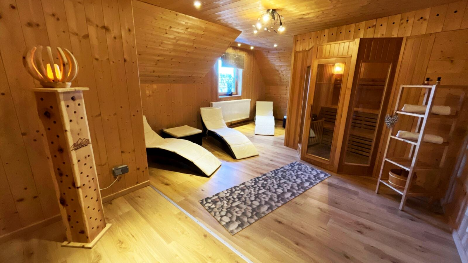 Sauna- und Entspannungsbereich mit finnischer Sauna