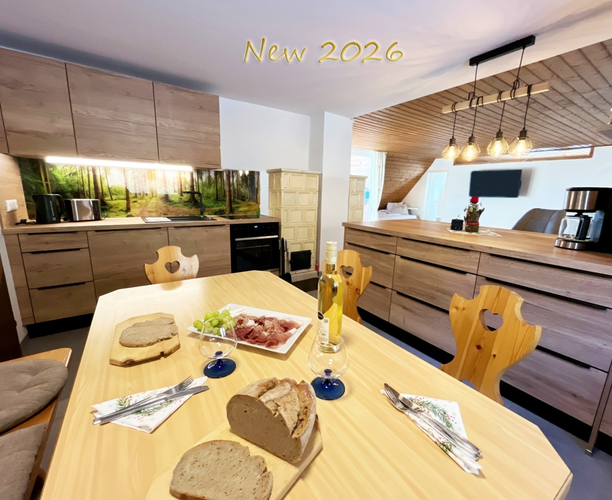 Die voll ausgestattete Küche mit Kachelofen