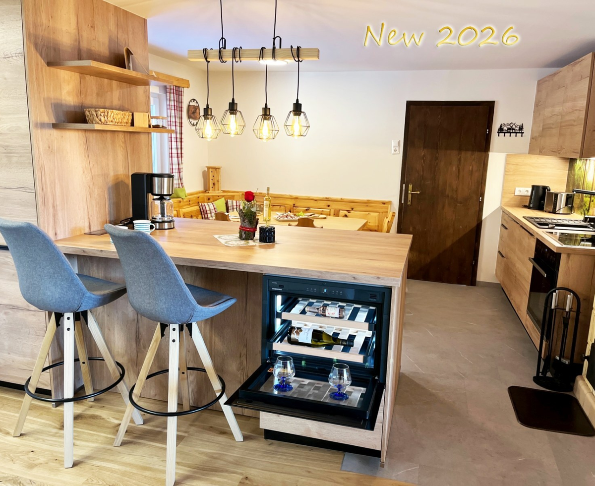 Die neue Küche mit Weinkühler und Theke