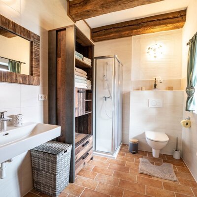 Bad und WC sind geräumig und farblich sehr harmonisch