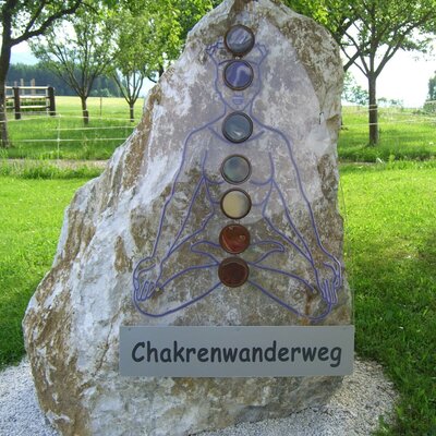 Tanken Sie Kraft, Energie und Ruhe auf dem inspirierenden Chakren-Wanderweg.