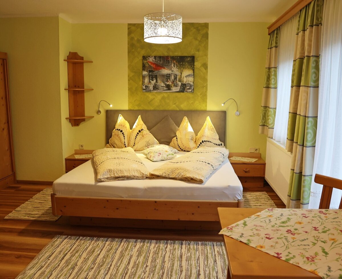 Familienzimmer mit Balkon und Bergblick