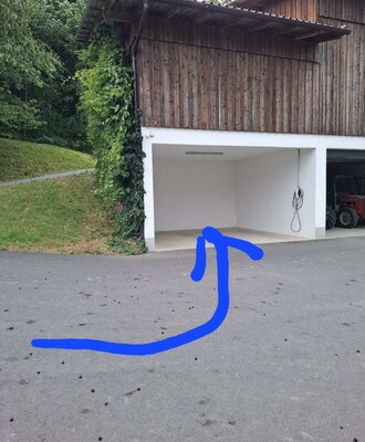 Carport für Feriengäste des Bauernhofs mit Ladestation für Elektrofahrzeuge.